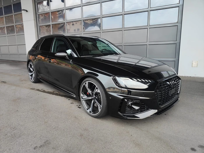 AUDI RS4 Avant quattro tiptronic